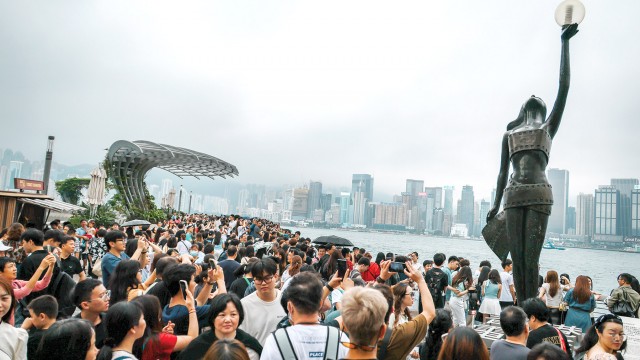 Numbers of visitors to HK swell over May Day holidays