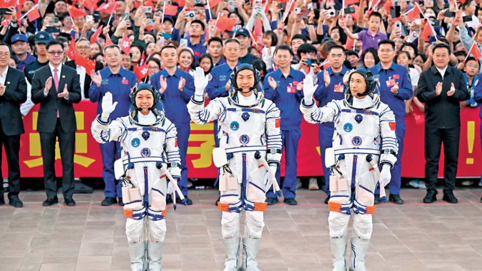 神二十三發射成功 港人飛天圓夢 代表團跨越千里見證歷史 全港市民激動振奮